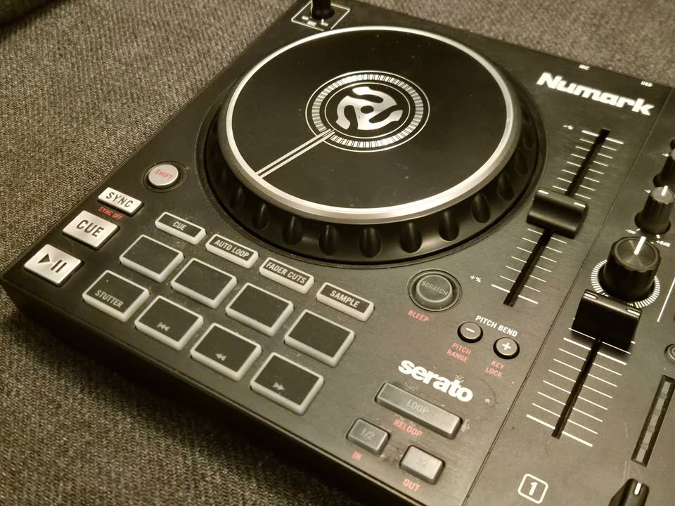 All‑in‑One DJ Controller with Built‑In Effects & Original Packaging