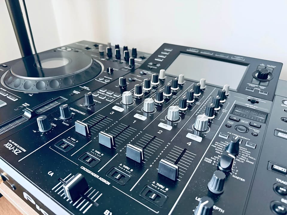Showroom‑Condition 4‑Deck DJ Mixer with Premium Faders & Protective Case
