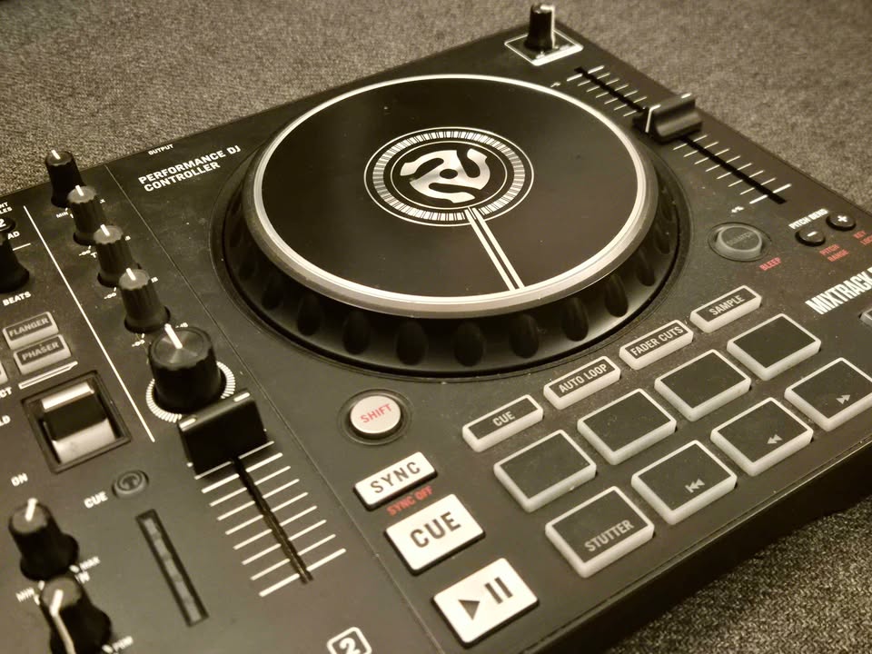 All‑in‑One DJ Controller with Built‑In Effects & Original Packaging