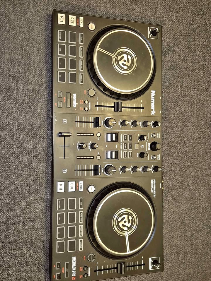 All‑in‑One DJ Controller with Built‑In Effects & Original Packaging