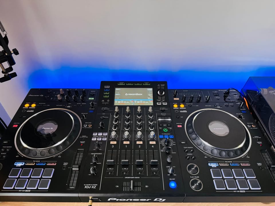 Showroom‑Condition 4‑Deck DJ Mixer with Premium Faders & Protective Case
