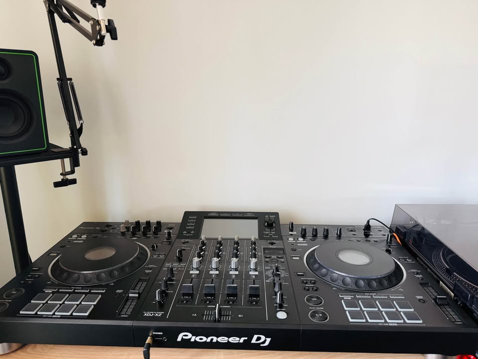 Showroom‑Condition 4‑Deck DJ Mixer with Premium Faders & Protective Case